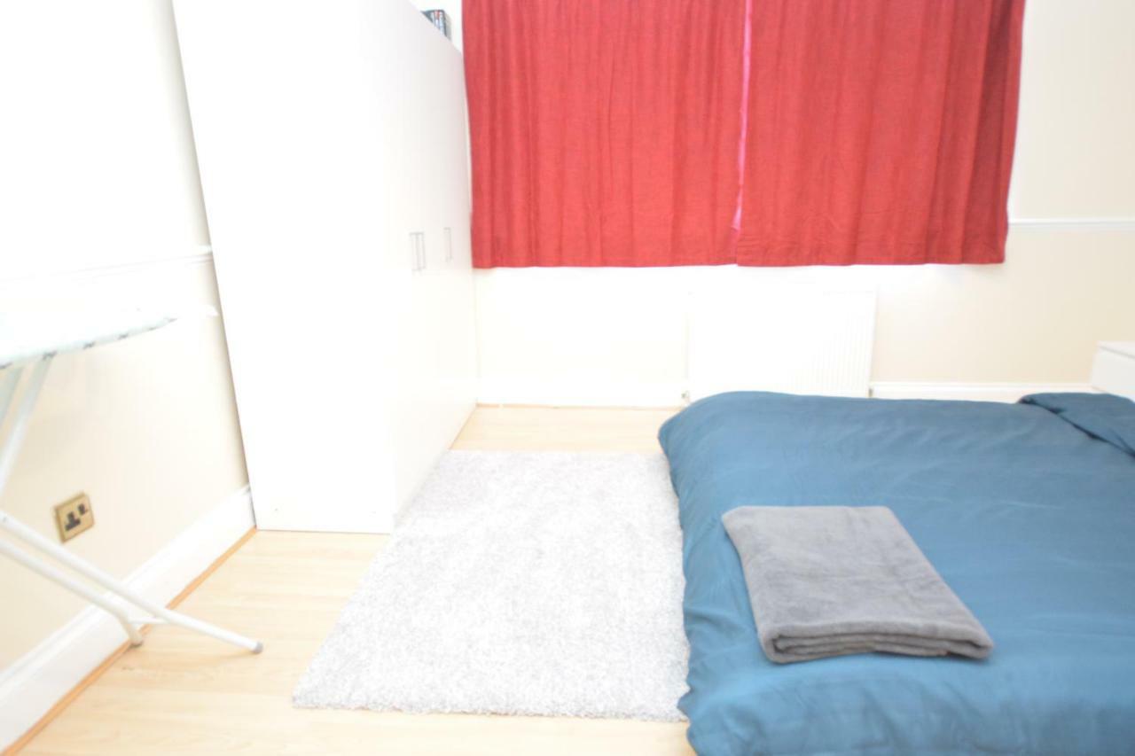 Four Bedroom Townhouse 12 Minutes Walk To Excel Exhibition Centre ลอนดอน ภายนอก รูปภาพ