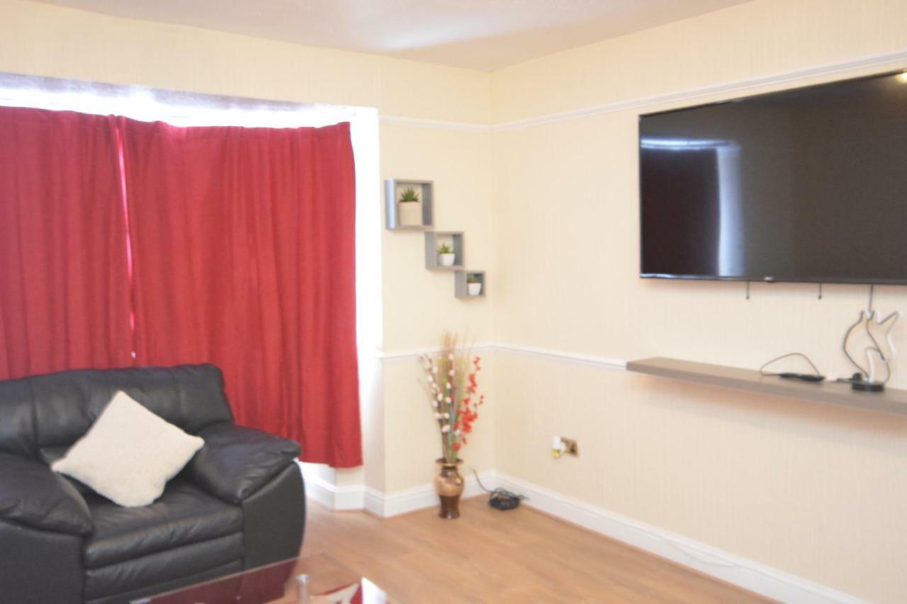 Four Bedroom Townhouse 12 Minutes Walk To Excel Exhibition Centre ลอนดอน ภายนอก รูปภาพ
