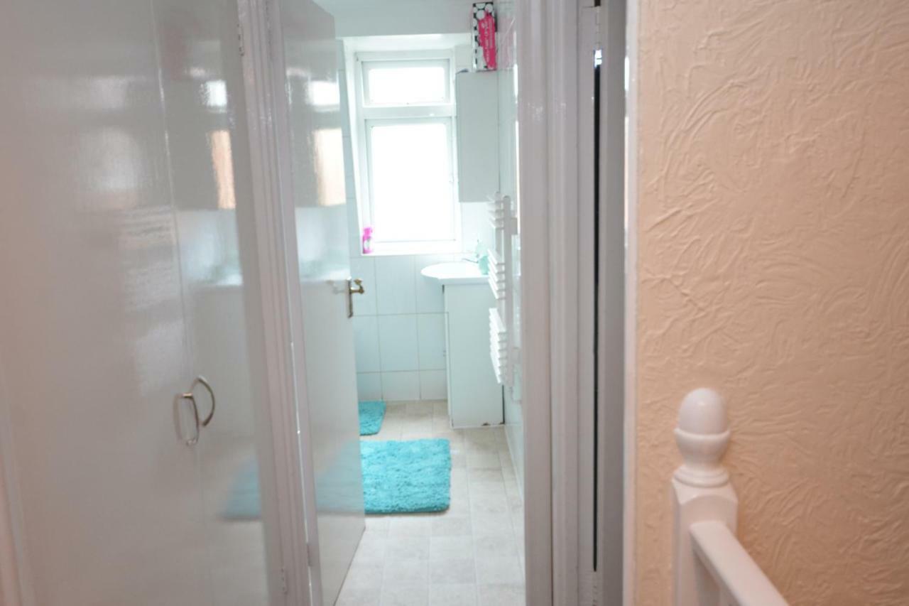 Four Bedroom Townhouse 12 Minutes Walk To Excel Exhibition Centre ลอนดอน ภายนอก รูปภาพ
