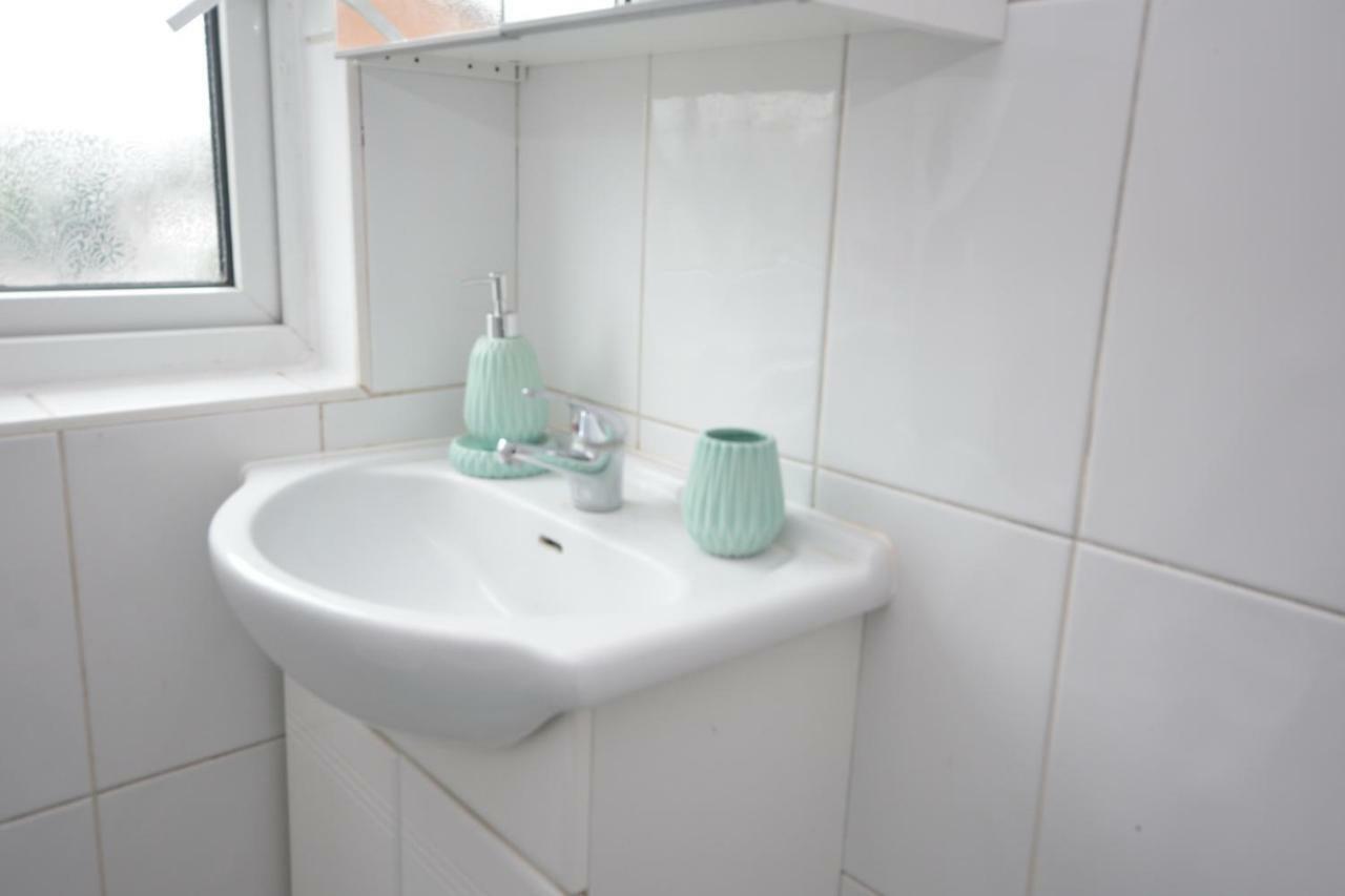 Four Bedroom Townhouse 12 Minutes Walk To Excel Exhibition Centre ลอนดอน ภายนอก รูปภาพ