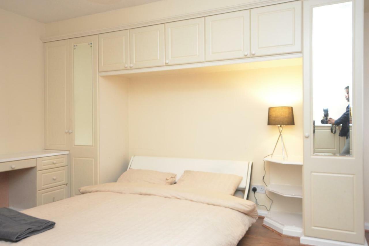 Four Bedroom Townhouse 12 Minutes Walk To Excel Exhibition Centre ลอนดอน ภายนอก รูปภาพ