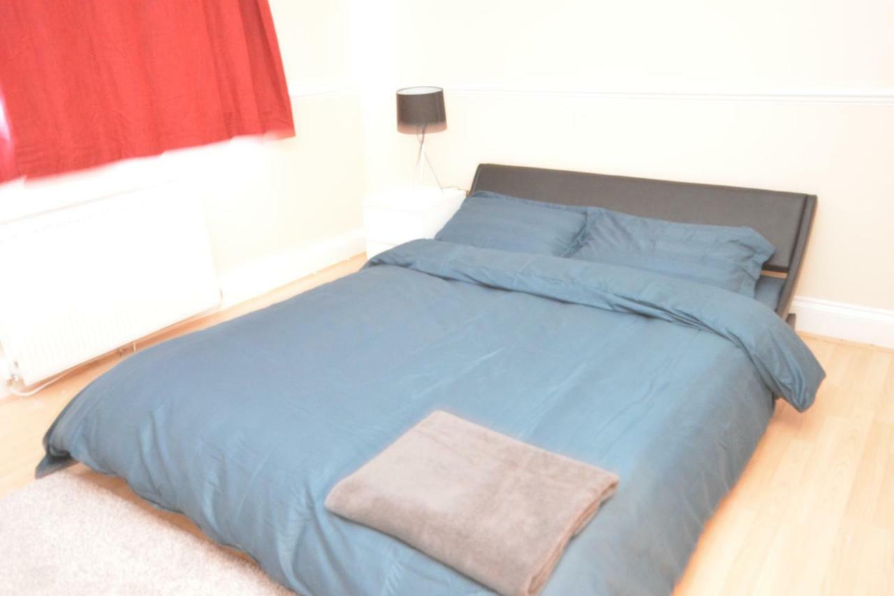 Four Bedroom Townhouse 12 Minutes Walk To Excel Exhibition Centre ลอนดอน ภายนอก รูปภาพ