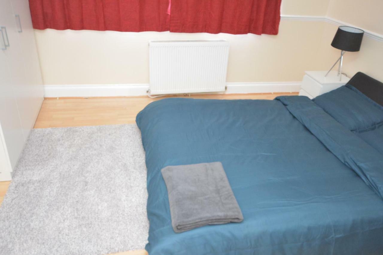 Four Bedroom Townhouse 12 Minutes Walk To Excel Exhibition Centre ลอนดอน ภายนอก รูปภาพ
