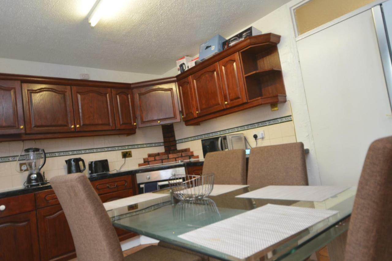 Four Bedroom Townhouse 12 Minutes Walk To Excel Exhibition Centre ลอนดอน ภายนอก รูปภาพ