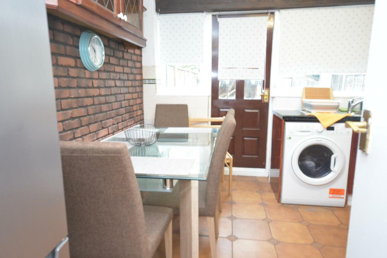 Four Bedroom Townhouse 12 Minutes Walk To Excel Exhibition Centre ลอนดอน ภายนอก รูปภาพ