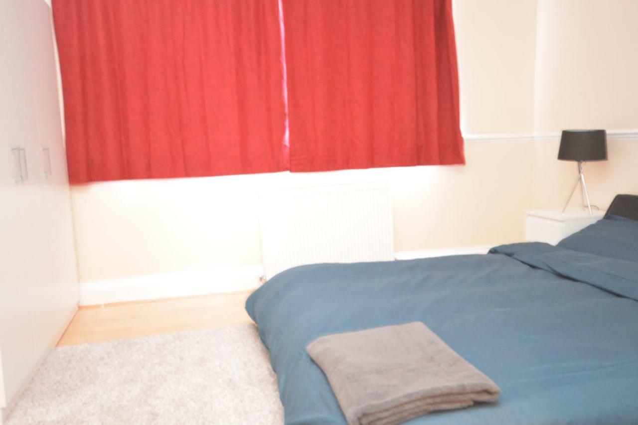 Four Bedroom Townhouse 12 Minutes Walk To Excel Exhibition Centre ลอนดอน ภายนอก รูปภาพ