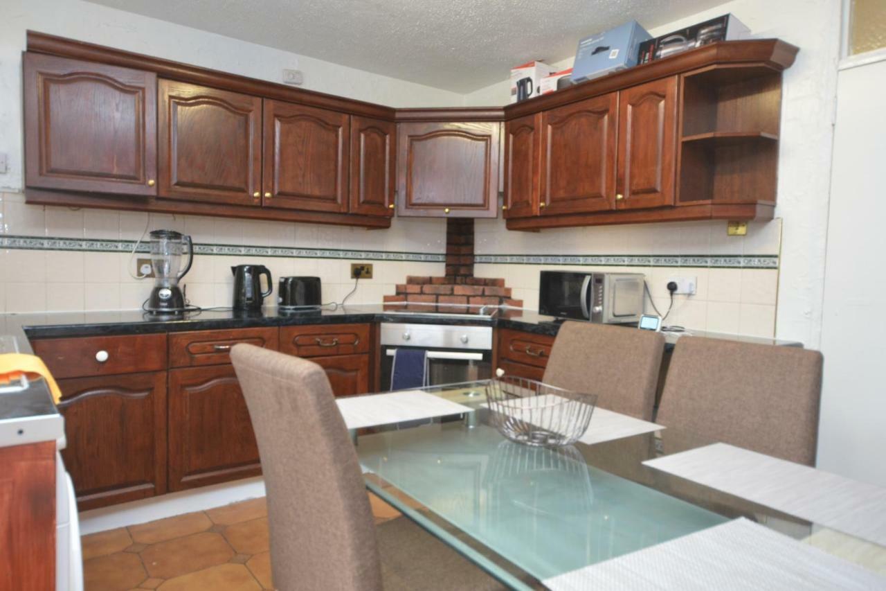 Four Bedroom Townhouse 12 Minutes Walk To Excel Exhibition Centre ลอนดอน ภายนอก รูปภาพ