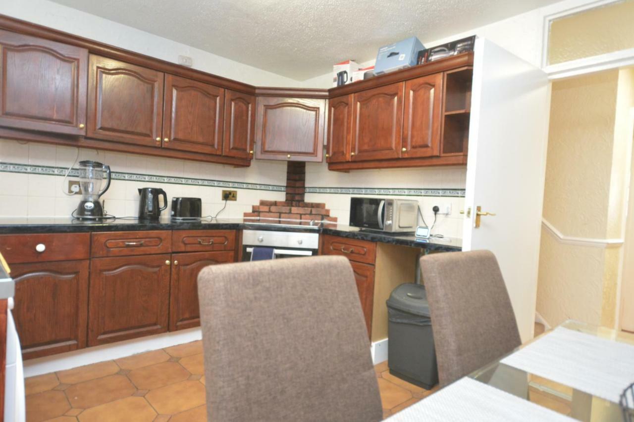 Four Bedroom Townhouse 12 Minutes Walk To Excel Exhibition Centre ลอนดอน ภายนอก รูปภาพ