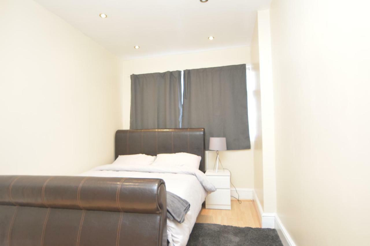 Four Bedroom Townhouse 12 Minutes Walk To Excel Exhibition Centre ลอนดอน ภายนอก รูปภาพ
